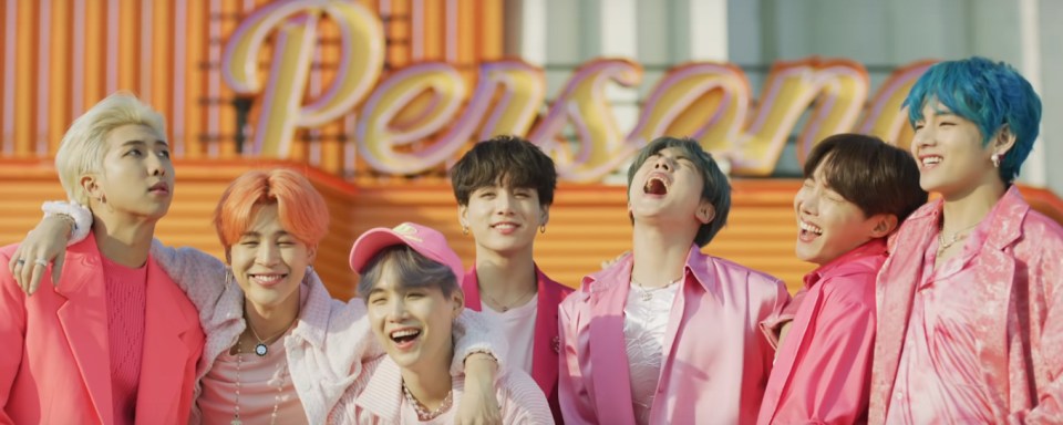 BTS Jimin's Blue Hair in "Boy With Luv" Music Video - wide 8