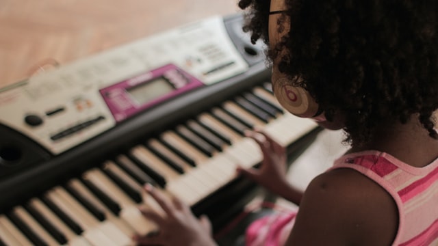 how to teach a child to play piano